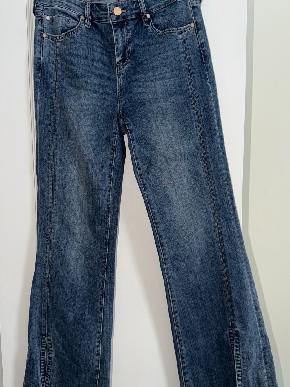 Women's Mid Wash Blue Straight-Leg Jeans